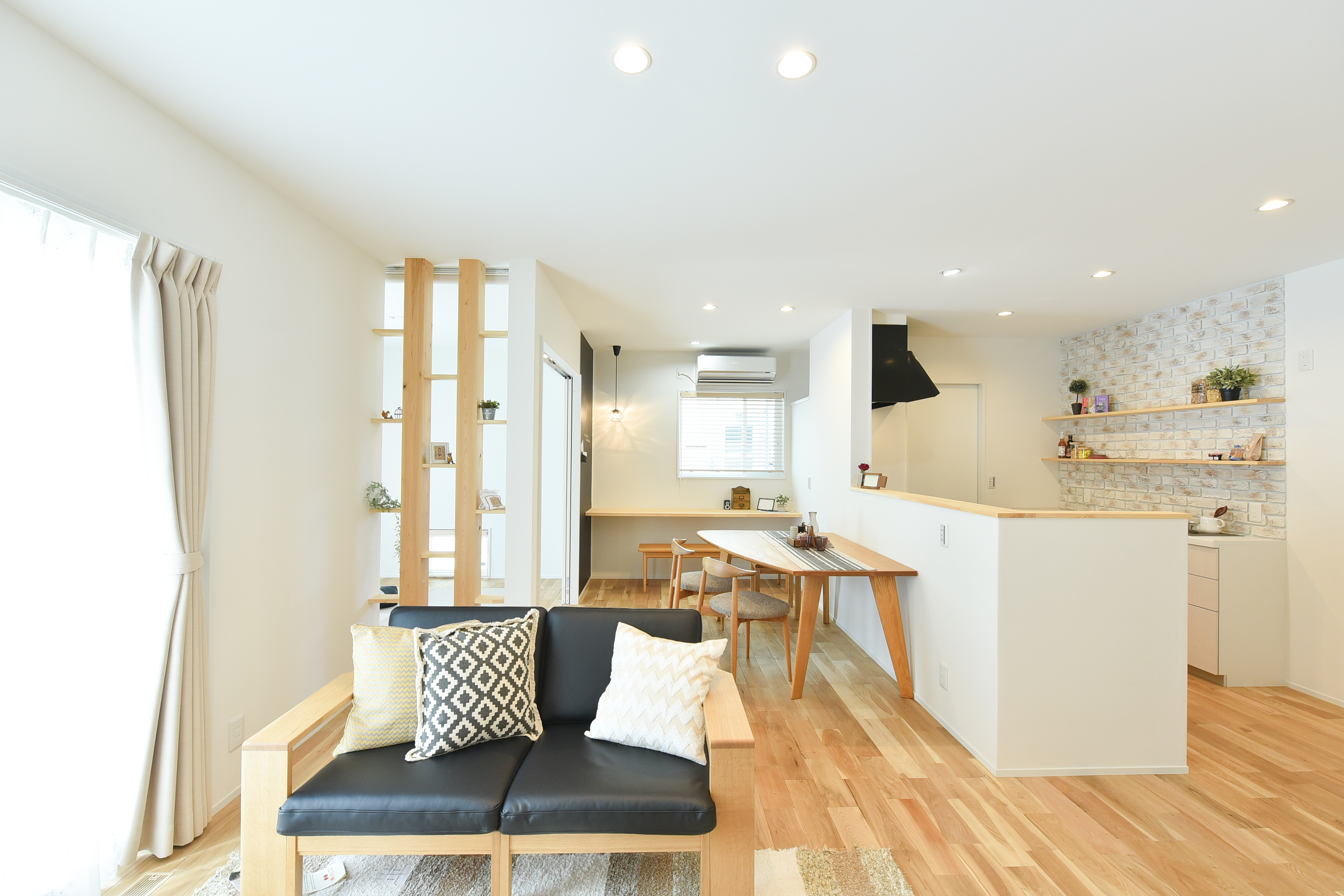 無垢材フローリングの特徴とは 種類や値段 お手入れ方法もご紹介 Blog 上越 妙高の注文住宅 新築 デザイン住宅ならアットホームラボ