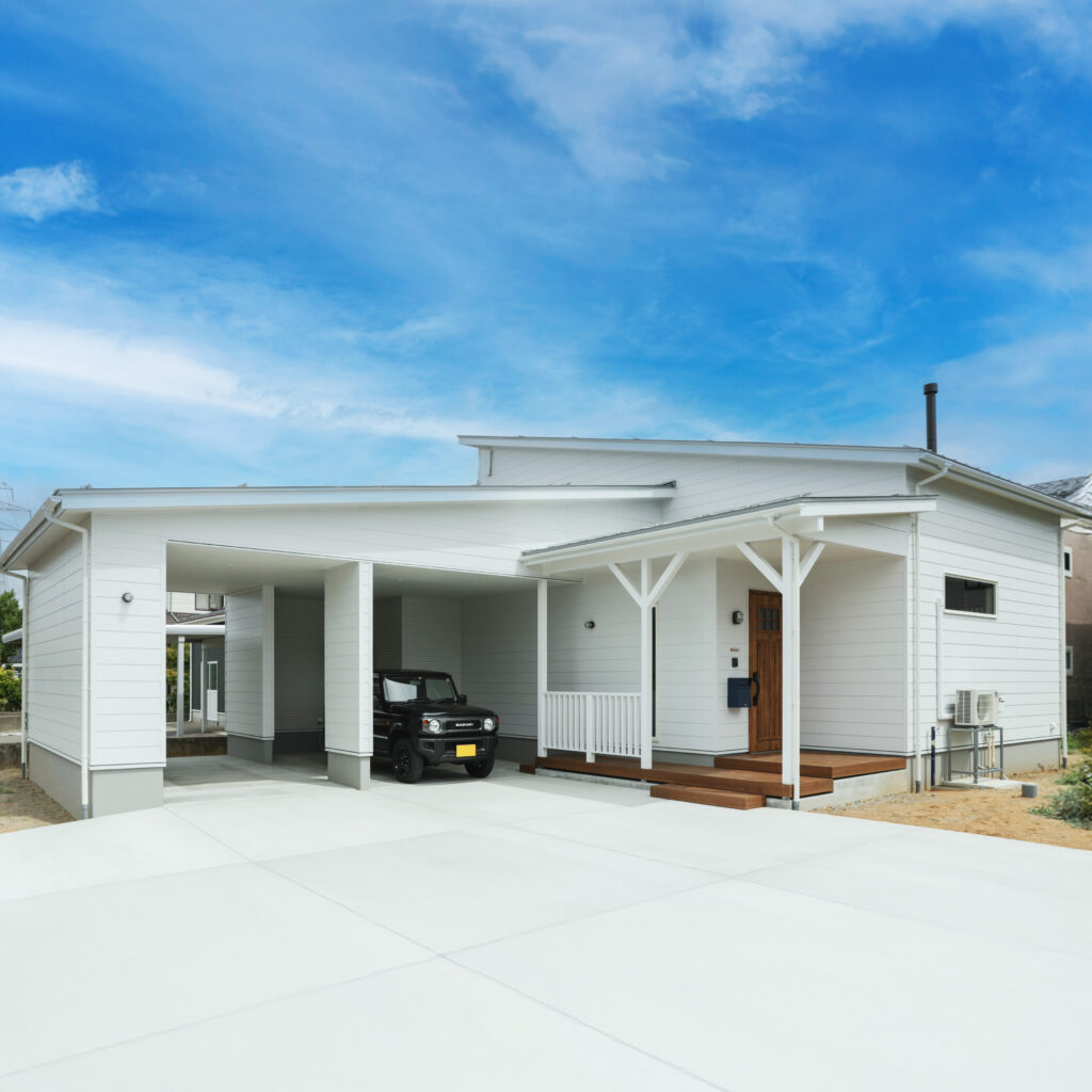 ビンテージインテリアと暮らすオープンガレージの家