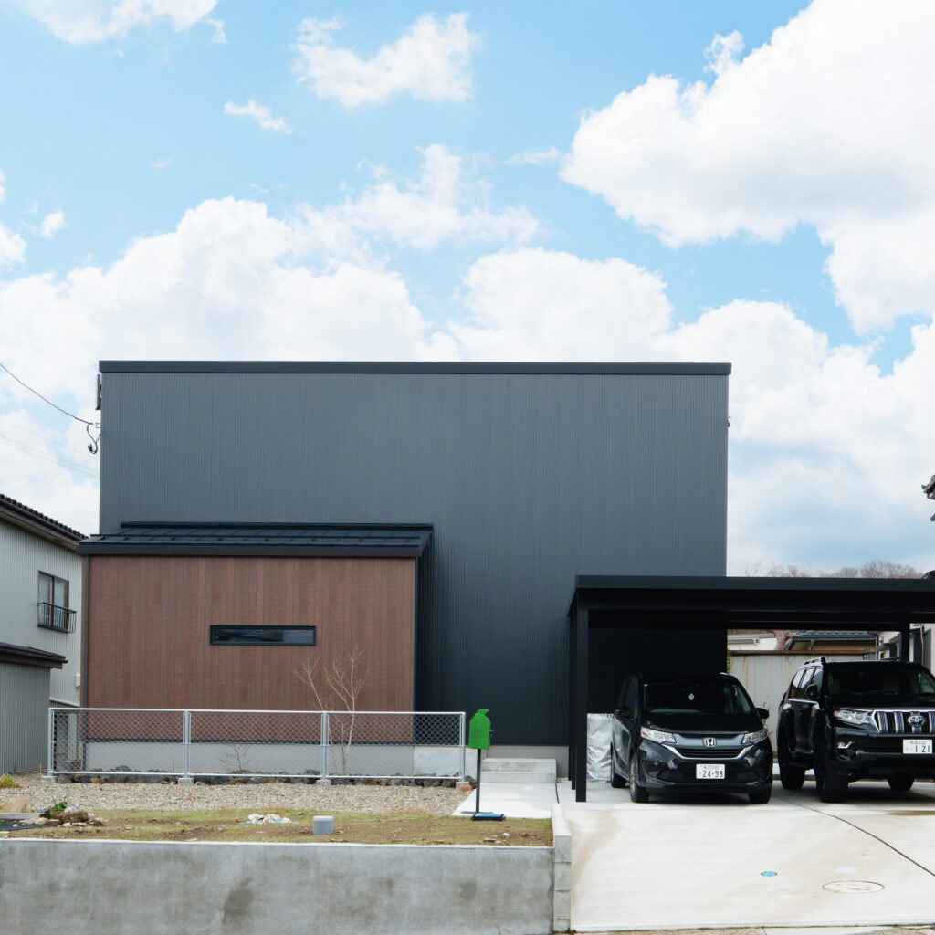 アイアンが抜け感と明るさをもたらすオールドアメリカンスタイルの家