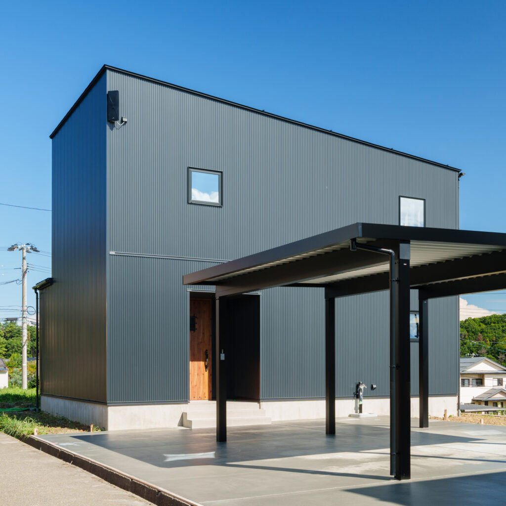 シックで統一された住宅街でもカーテンレスな家