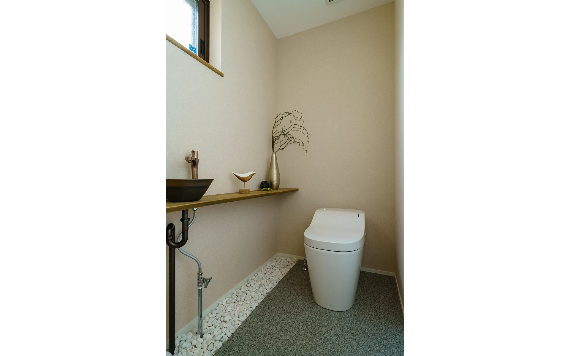 間接照明と造作棚があるおしゃれなトイレ空間