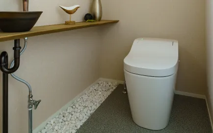 間接照明と造作棚があるおしゃれなトイレ空間